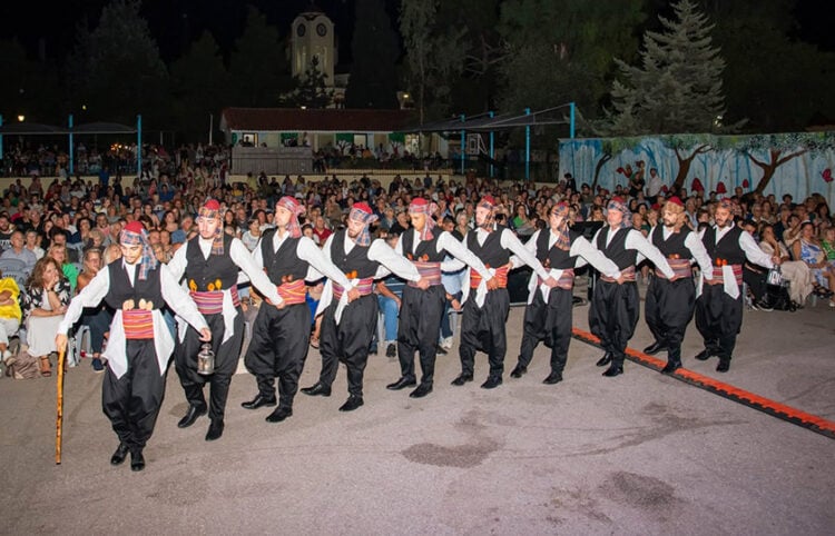 Πλήθος κόσμου συμμετέχει κάθε χρόνο στις πολυήμερες εκδηλώσεις (φωτ. αρχείου: facebook / Ιωνικές Μέρες Μνήμης & Πολιτισμού)