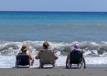 Στιγμιότυπο από παραλία της Λάρισας (φωτ.: EUROKINISSI / Λεωνίδας Τζέκας)