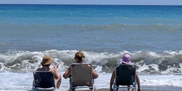 Στιγμιότυπο από παραλία της Λάρισας (φωτ.: EUROKINISSI / Λεωνίδας Τζέκας)