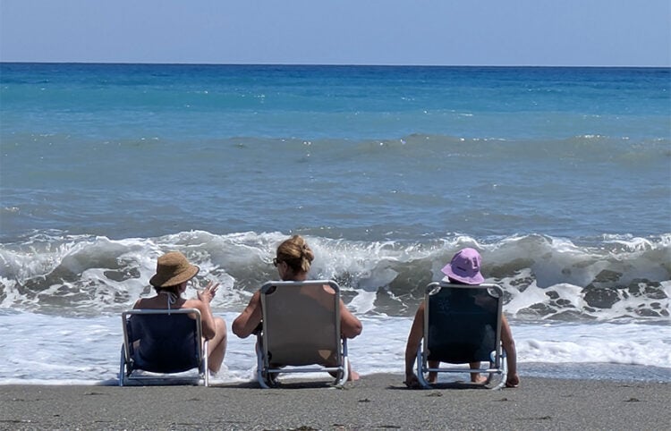 Στιγμιότυπο από παραλία της Λάρισας (φωτ.: EUROKINISSI / Λεωνίδας Τζέκας)