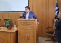 Από την εκδήλωση των «Μικρασιατικών 2026» στο Επιμελητήριο Κορινθίας. Στο βήμα ο Σάββας Καλεντερίδης (φωτ.: Facebook / Μικρασιατική Στέγη Κορίνθου)