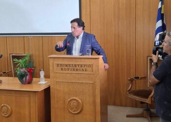 Από την εκδήλωση των «Μικρασιατικών 2026» στο Επιμελητήριο Κορινθίας. Στο βήμα ο Σάββας Καλεντερίδης (φωτ.: Facebook / Μικρασιατική Στέγη Κορίνθου)