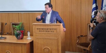 Από την εκδήλωση των «Μικρασιατικών 2026» στο Επιμελητήριο Κορινθίας. Στο βήμα ο Σάββας Καλεντερίδης (φωτ.: Facebook / Μικρασιατική Στέγη Κορίνθου)
