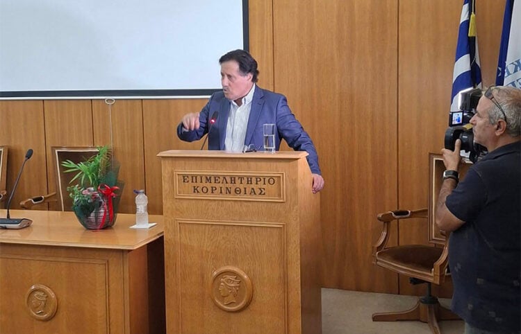 Από την εκδήλωση των «Μικρασιατικών 2026» στο Επιμελητήριο Κορινθίας. Στο βήμα ο Σάββας Καλεντερίδης (φωτ.: Facebook / Μικρασιατική Στέγη Κορίνθου)