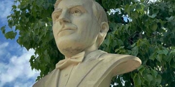 Η προτομή του Νίκου Καπετανίδη (φωτ.: Δήμος Κερατσινίου-Δραπετσώνας)