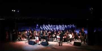 Στιγμιότυπο από τη συναυλία «Στα βήματα των ηρώων: Από την Τραπεζούντα στην Πάφο», που πραγματοποιήθηκε στο Αρχαίο Ωδείο Πάφου τον Σεπτέμβριο του 2025, προς τιμήν του Νίκου Καπετανίδη και του Ευαγόρα Παλληκαρίδη (φωτ.: Προεδρία Κυπριακής Δημοκρατίας / gov.cy)
The President of the Republic of Cyprus, Mr Nikos Christodoulides, addresses the commemorative event for national martyrs Nikos Kapetanidis and Evagoras Pallikaridis.