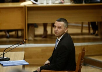 Ο Ηλίας Κασιδιάρης κατά τη δίκη της Χρυσής Αυγής σε δεύτερο βαθμό, στο Πενταμελές Εφετείο Αθηνών, λίγο πριν από την απολογία του, στις 31 Οκτωβρίου 2025 (φωτ.: ΑΠΕ-ΜΠΕ / Γιάννης Κολεσίδης)