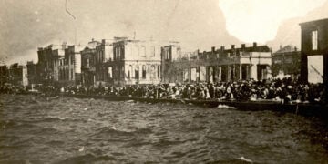 Η Σμύρνη φλέγεται. Πλήθος κόσμου συγκεντρώνεται στην προκυμαία της πόλης προσπαθώντας μάταια να σωθεί (πηγή: Εθνικό Ιστορικό Μουσείο / Φωτογραφικό Αρχείο/ Ιστορική και Εθνολογική Εταιρεία της Ελλάδος)