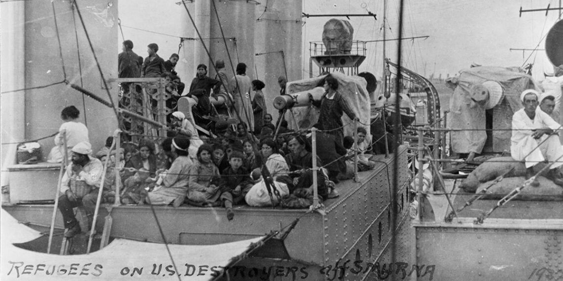 Έλληνες πρόσφυγες στο κατάστρωμα του αμερικανικού αντιτορπιλικού USS «Edsall» (DD-219), κατά την εκκένωση της Σμύρνης τον Σεπτέμβριο του 1922 (φωτ.: Naval History and Heritage Command / NH 85298)