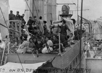 Έλληνες πρόσφυγες στο κατάστρωμα του αμερικανικού αντιτορπιλικού USS «Edsall» (DD-219), κατά την εκκένωση της Σμύρνης τον Σεπτέμβριο του 1922 (φωτ.: Naval History and Heritage Command / NH 85298)