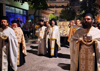 Η ιστορική εικόνα της Παναγίας της Σηλυβριανής και ιερά κειμήλια λιτανεύονται στους δρόμους της Καβάλας, 104 χρόνια μετά τη μεταφορά της από πρόσφυγες της Ανατολικής Θράκης (φωτ.: Facebook / Θρακική Εστία Καβάλας)