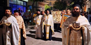 Η ιστορική εικόνα της Παναγίας της Σηλυβριανής και ιερά κειμήλια λιτανεύονται στους δρόμους της Καβάλας, 104 χρόνια μετά τη μεταφορά της από πρόσφυγες της Ανατολικής Θράκης (φωτ.: Facebook / Θρακική Εστία Καβάλας)