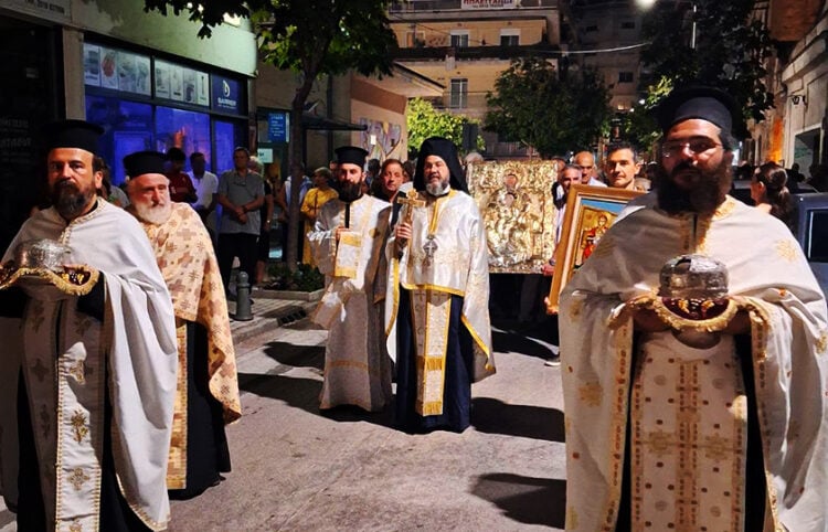 Η ιστορική εικόνα της Παναγίας της Σηλυβριανής και ιερά κειμήλια λιτανεύονται στους δρόμους της Καβάλας, 104 χρόνια μετά τη μεταφορά της από πρόσφυγες της Ανατολικής Θράκης (φωτ.: Facebook / Θρακική Εστία Καβάλας)