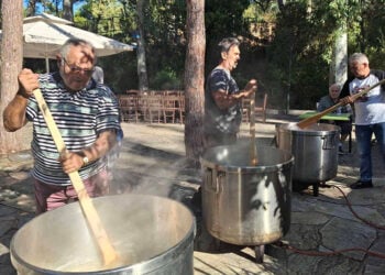 Η παρασκευή του κεσκεκιού στα «Ξύλινα» της Καισαριανής (φωτ.: Δήμος Καισαριανής)