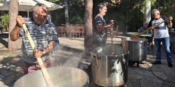 Η παρασκευή του κεσκεκιού στα «Ξύλινα» της Καισαριανής (φωτ.: Δήμος Καισαριανής)