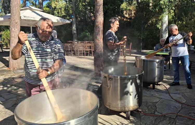 Η παρασκευή του κεσκεκιού στα «Ξύλινα» της Καισαριανής (φωτ.: Δήμος Καισαριανής)