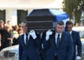 Σκεπασμένο με την ελληνική σημαία το φέρετρο του 40χρονου επισμηναγού Γιάννη Μπλέσια (φωτ.: ilialive.gr / Γιάννης Σπυρούνης)