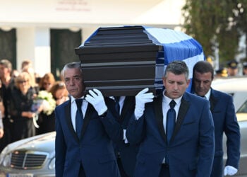 Σκεπασμένο με την ελληνική σημαία το φέρετρο του 40χρονου επισμηναγού Γιάννη Μπλέσια (φωτ.: ilialive.gr / Γιάννης Σπυρούνης)