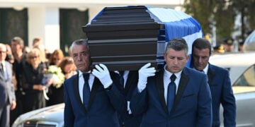 Σκεπασμένο με την ελληνική σημαία το φέρετρο του 40χρονου επισμηναγού Γιάννη Μπλέσια (φωτ.: ilialive.gr / Γιάννης Σπυρούνης)