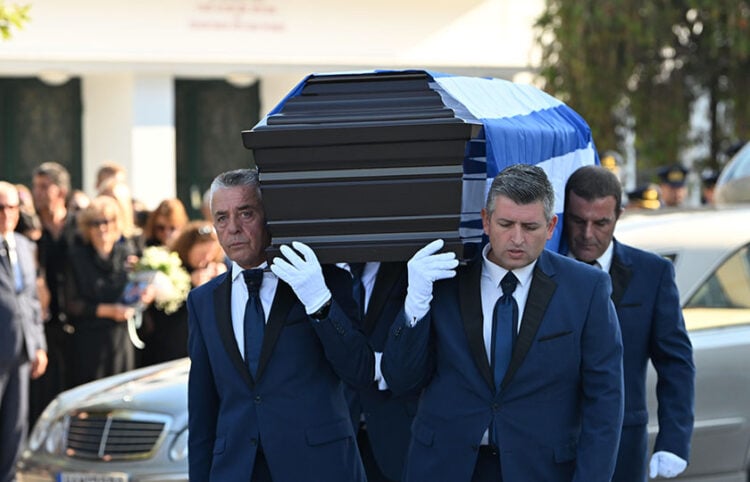 Σκεπασμένο με την ελληνική σημαία το φέρετρο του 40χρονου επισμηναγού Γιάννη Μπλέσια (φωτ.: ilialive.gr / Γιάννης Σπυρούνης)