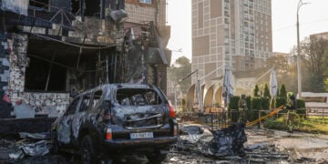 Καταστροφές από ρωσικό drone, το οποίο στόχευσε καφετέρια σε κατοικημένη περιοχή του Κιέβου. Δευτέρα 28 Σεπτεμβρίου 2026 (φωτ.: EPA / Sergey Dolzhenko)