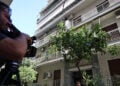 Δημοσιογράφοι έξω από την πολυκατοικία της οδού Θάσου στην Κυψέλη. Σε διαμέρισμα βραχυχρόνιας μίσθωσης βρέθηκε η σορός βρέφους, κατεψυγμένη. Δευτέρα 31 Αυγούστου 2026 (φωτ.: EUROKINISSI / Γιάννης Παναγόπουλος)