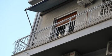 Το μπαλκόνι του διαμερίσματος στην οδό Θάσου στην Κυψέλη. Δευτέρα 31 Αυγούστου 2026 (φωτ.: EUROKINISSI / Γιάννης Παναγόπουλος)