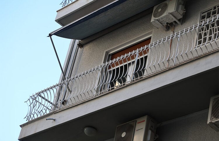 Το μπαλκόνι του διαμερίσματος στην οδό Θάσου στην Κυψέλη. Δευτέρα 31 Αυγούστου 2026 (φωτ.: EUROKINISSI / Γιάννης Παναγόπουλος)