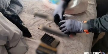 Το πιστόλι, η χειροβομβίδα, οι γεμιστήρες, τα φυσίγγια και το μεταλλικό ξιφίδιο που κατασχέθηκαν από το σπίτι του 68χρονου στην Κομοτηνή (φωτ.: Ελληνική Αστυνομία)