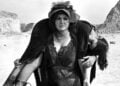 Σκηνή από την ταινία «1922», του Νίκου Κούνδουρου. Η Μπέτυ Βαλάση κουβαλά στους ώμους την Ελεονώρα Σταθοπούλου (πηγή: Ταινιοθήκη της Ελλάδος - Μουσείο Κινηματογράφου)
