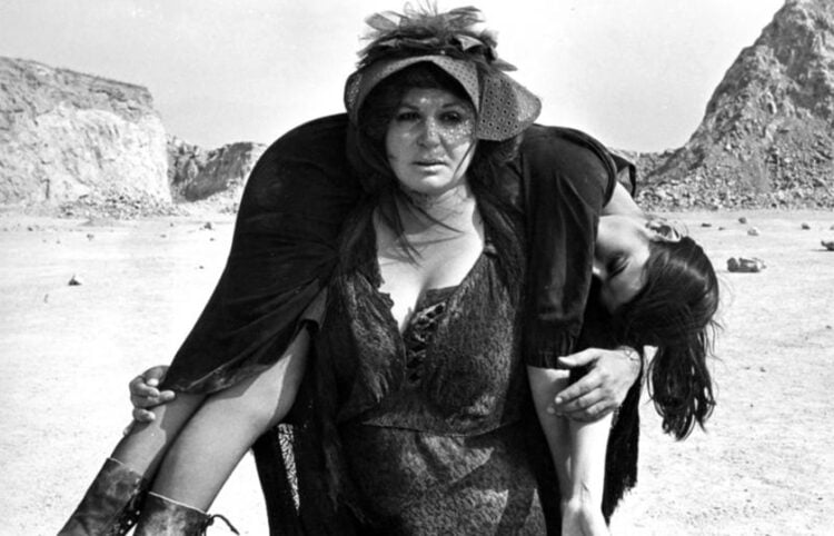 Σκηνή από την ταινία «1922», του Νίκου Κούνδουρου. Η Μπέτυ Βαλάση κουβαλά στους ώμους την Ελεονώρα Σταθοπούλου (πηγή: Ταινιοθήκη της Ελλάδος - Μουσείο Κινηματογράφου)