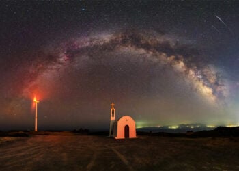 Ο έναστρος ουρανός πάνω από την Κρήτη (φωτ.: Unsplash / Evgeni Tcherkasski).