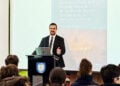 Ο δρ Θεμιστοκλής Κρητικάκος παρουσιάζει το βιβλίο και την έρευνά του στους μαθητές του St John’s College στη Μελβούρνη (φωτ.: Αρχείο Θ. Κρητικάκου)