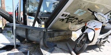 Το λεωφορείο που έπεσε σε στάση, στη Νεάπολη Θεσσαλονίκης. Τετάρτη 9 Σεπτεμβρίου 2026 (φωτ.: EUROKINISSI / Ραφαήλ Γεωργιάδης)