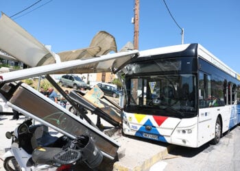 Το λεωφορείο που έπεσε σε στάση, στη Νεάπολη Θεσσαλονίκης. Τετάρτη 9 Σεπτεμβρίου 2026 (φωτ.: EUROKINISSI / Ραφαήλ Γεωργιάδης)
