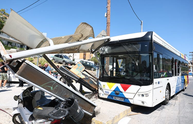 Το λεωφορείο που έπεσε σε στάση, στη Νεάπολη Θεσσαλονίκης. Τετάρτη 9 Σεπτεμβρίου 2026 (φωτ.: EUROKINISSI / Ραφαήλ Γεωργιάδης)