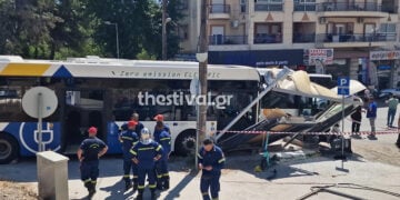 Το λεωφορείο που έπεσε σε στάση, στη Νεάπολη Θεσσαλονίκης. Τετάρτη 9 Σεπτεμβρίου 2026 (φωτ.: thestival.gr)