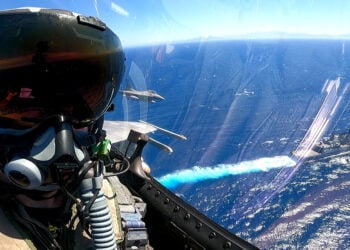 Πιλότος F-16 της 115 Πτέρυγας Μάχης στην ευρύτερη θαλάσσια περιοχή νοτιοδυτικά της Κρήτης (φωτ.: Γραφείο Τύπου ΓΕΑ)