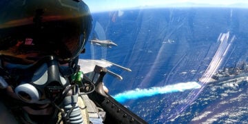 Πιλότος F-16 της 115 Πτέρυγας Μάχης στην ευρύτερη θαλάσσια περιοχή νοτιοδυτικά της Κρήτης (φωτ.: Γραφείο Τύπου ΓΕΑ)
