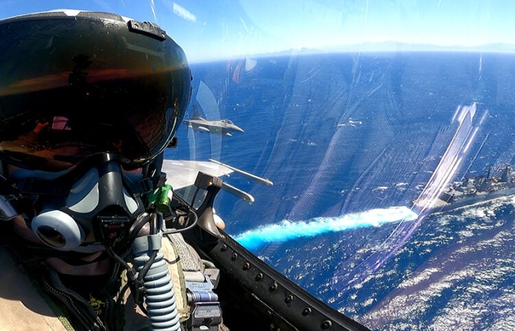 Πιλότος F-16 της 115 Πτέρυγας Μάχης στην ευρύτερη θαλάσσια περιοχή νοτιοδυτικά της Κρήτης (φωτ.: Γραφείο Τύπου ΓΕΑ)
