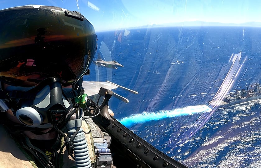 Πιλότος F-16 της 115 Πτέρυγας Μάχης στην ευρύτερη θαλάσσια περιοχή νοτιοδυτικά της Κρήτης (φωτ.: Γραφείο Τύπου ΓΕΑ)