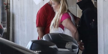 H 46χρονη κατηγορούμενη για συμμετοχή στην εμπρηστική επίθεση που σημειώθηκε το 2010 σε τραπεζικό κατάστημα της Marfin στην Αθήνα. Παρασκευή 7 Αυγούστου 2026  (φωτ.: EUROKINISSI)