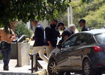 Οι δύο κατηγορούμενοι γιατροί στην υπόθεση θανάτου του Γιώργου Μαζωνάκη οδηγούνται στον ανακριτή, 14 Σεπτεμβρίου 2026 (φωτ.: ΑΠΕ-ΜΠΕ / Αλέξανδρος Μπελτές)