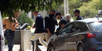 Οι δύο κατηγορούμενοι γιατροί στην υπόθεση θανάτου του Γιώργου Μαζωνάκη οδηγούνται στον ανακριτή, 14 Σεπτεμβρίου 2026 (φωτ.: ΑΠΕ-ΜΠΕ / Αλέξανδρος Μπελτές)