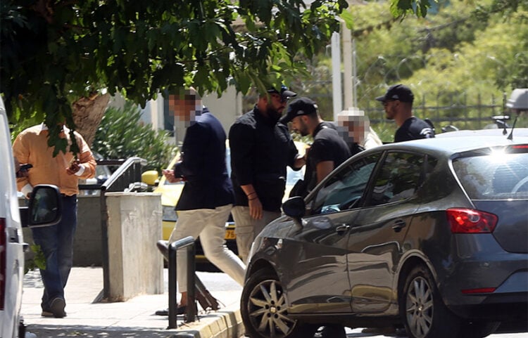 Οι δύο κατηγορούμενοι γιατροί στην υπόθεση θανάτου του Γιώργου Μαζωνάκη οδηγούνται στον ανακριτή, 14 Σεπτεμβρίου 2026 (φωτ.: ΑΠΕ-ΜΠΕ / Αλέξανδρος Μπελτές)
