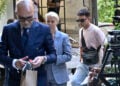 Οι δύο γιατροί στην είσοδο της πολυκατοικίας στην οδό Καρνεάδου στο Κολωνάκι, παρουσία αστυνομικών. Πέμπτη 10 Σεπτεμβρίου 2026 (φωτ.: EUROKINISSI / Μιχάλης Παπανικολάου)