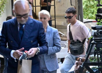 Οι δύο γιατροί στην είσοδο της πολυκατοικίας στην οδό Καρνεάδου στο Κολωνάκι, παρουσία αστυνομικών. Πέμπτη 10 Σεπτεμβρίου 2026 (φωτ.: EUROKINISSI / Μιχάλης Παπανικολάου)