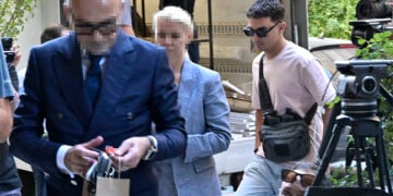 Οι δύο γιατροί στην είσοδο της πολυκατοικίας στην οδό Καρνεάδου στο Κολωνάκι, παρουσία αστυνομικών. Πέμπτη 10 Σεπτεμβρίου 2026 (φωτ.: EUROKINISSI / Μιχάλης Παπανικολάου)