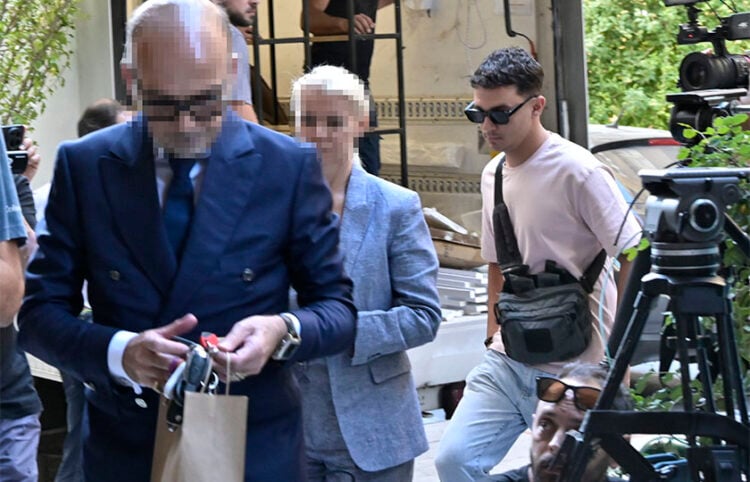 Οι δύο γιατροί στην είσοδο της πολυκατοικίας στην οδό Καρνεάδου στο Κολωνάκι, παρουσία αστυνομικών. Πέμπτη 10 Σεπτεμβρίου 2026 (φωτ.: EUROKINISSI / Μιχάλης Παπανικολάου)
