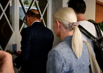 Οι δύο γιατροί στην είσοδο της πολυκατοικίας στην οδό Καρνεάδου στο Κολωνάκι, παρουσία αστυνομικών. Πέμπτη 10 Σεπτεμβρίου 2026 (φωτ.: EUROKINISSI / Μιχάλης Παπανικολάου)